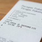 Paragon fiskalny z widocznym kodem aktywacyjnym