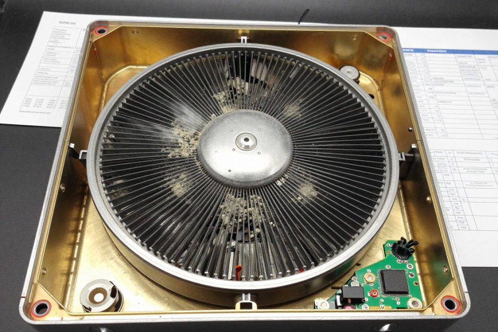 Przegrzany dekoder satelitarny otwarta obudowa