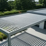 Bioklimatyczna pergola z automatycznymi lamelami w ogrodzie – otwarte i zamknięte pozycje lamel
