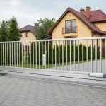 Nowoczesna brama przesuwna z automatyką przy wjazdu do prywatnej posesji