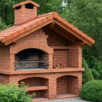 Gotowy grill murowany z cegły w ogrodzie z dachem i okapem