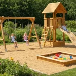 Drewniany plac zabaw w ogrodzie z huśtawką, piaskownicą i zjeżdżalnią DIY